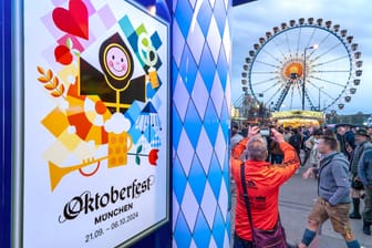 Das offizielle Oktoberfest-Plakat 2024 (Archivbild): In diesem Jahr wurden auf der Wiesn rund sieben Millionen Liter Bier ausgeschenkt.