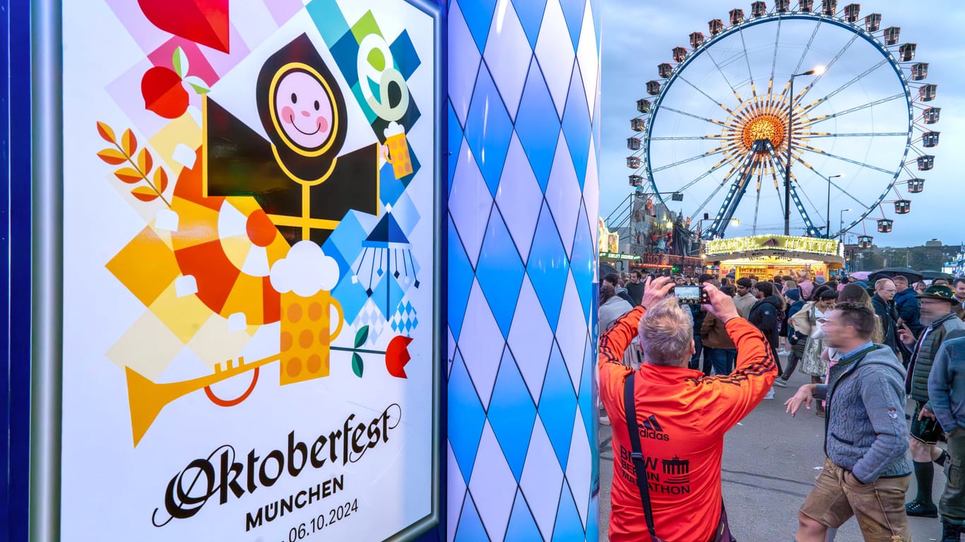 Das offizielle Oktoberfest-Plakat 2024 (Archivbild): In diesem Jahr wurden auf der Wiesn rund sieben Millionen Liter Bier ausgeschenkt.