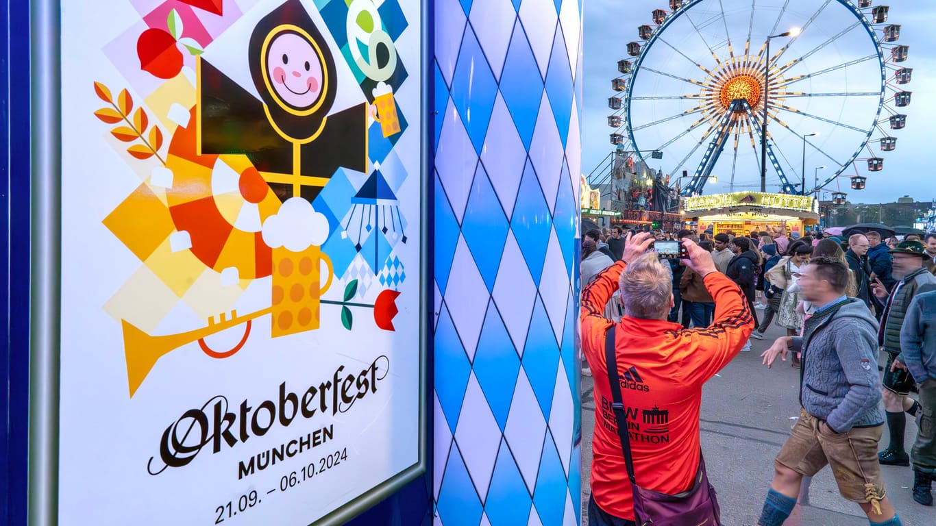 Das offizielle Oktoberfest-Plakat 2024 (Archivbild): In diesem Jahr wurden auf der Wiesn rund sieben Millionen Liter Bier ausgeschenkt.