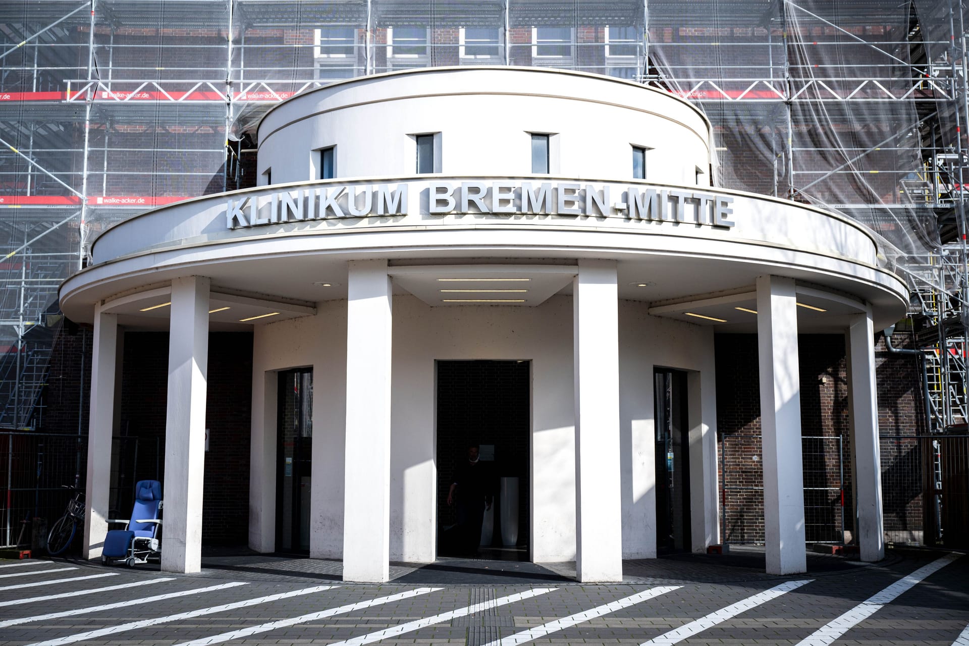 Der Eingang zum Klinikum Bremen-Mitte: Dutzende Stellen könnten hier wegfallen.