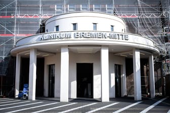 Der Eingang zum Klinikum Bremen-Mitte: Dutzende Stellen könnten hier wegfallen.