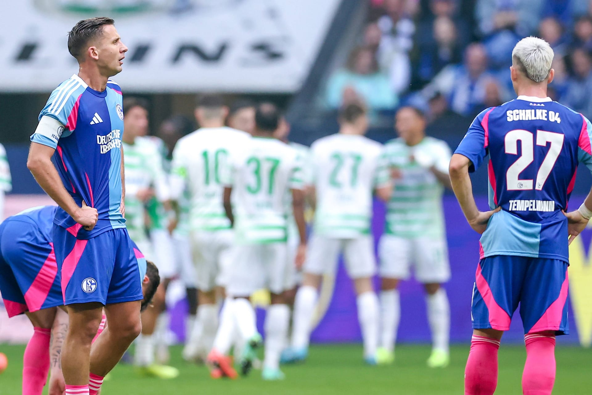 Enttäuschte Gesichter bei Paul Seguin und Lino Tempelmann (r.): Für Schalke war der Tag zum Vergessen.