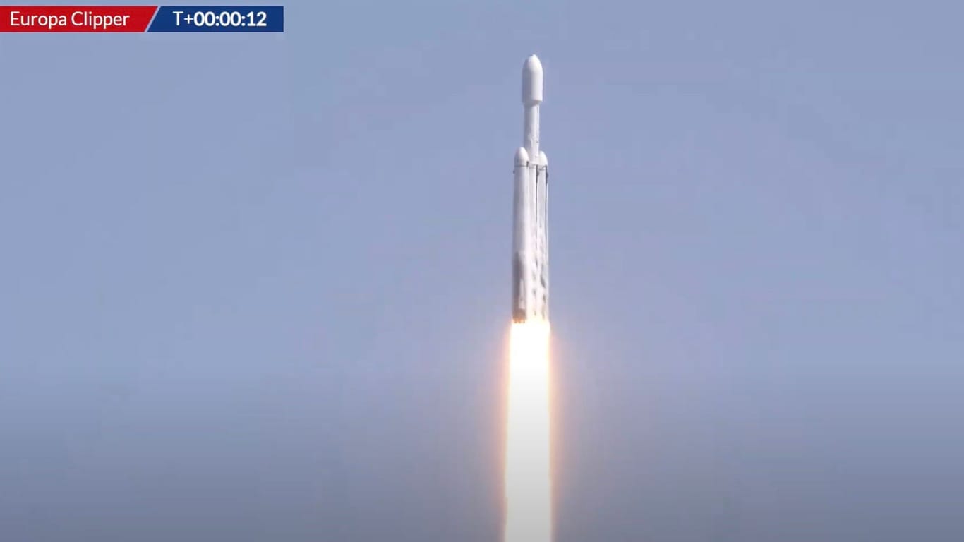 Eine Falcon Heavy des US-Raumfahrtunternehmens SpaceX brachte die Sonde "Europa Clipper" ins All.