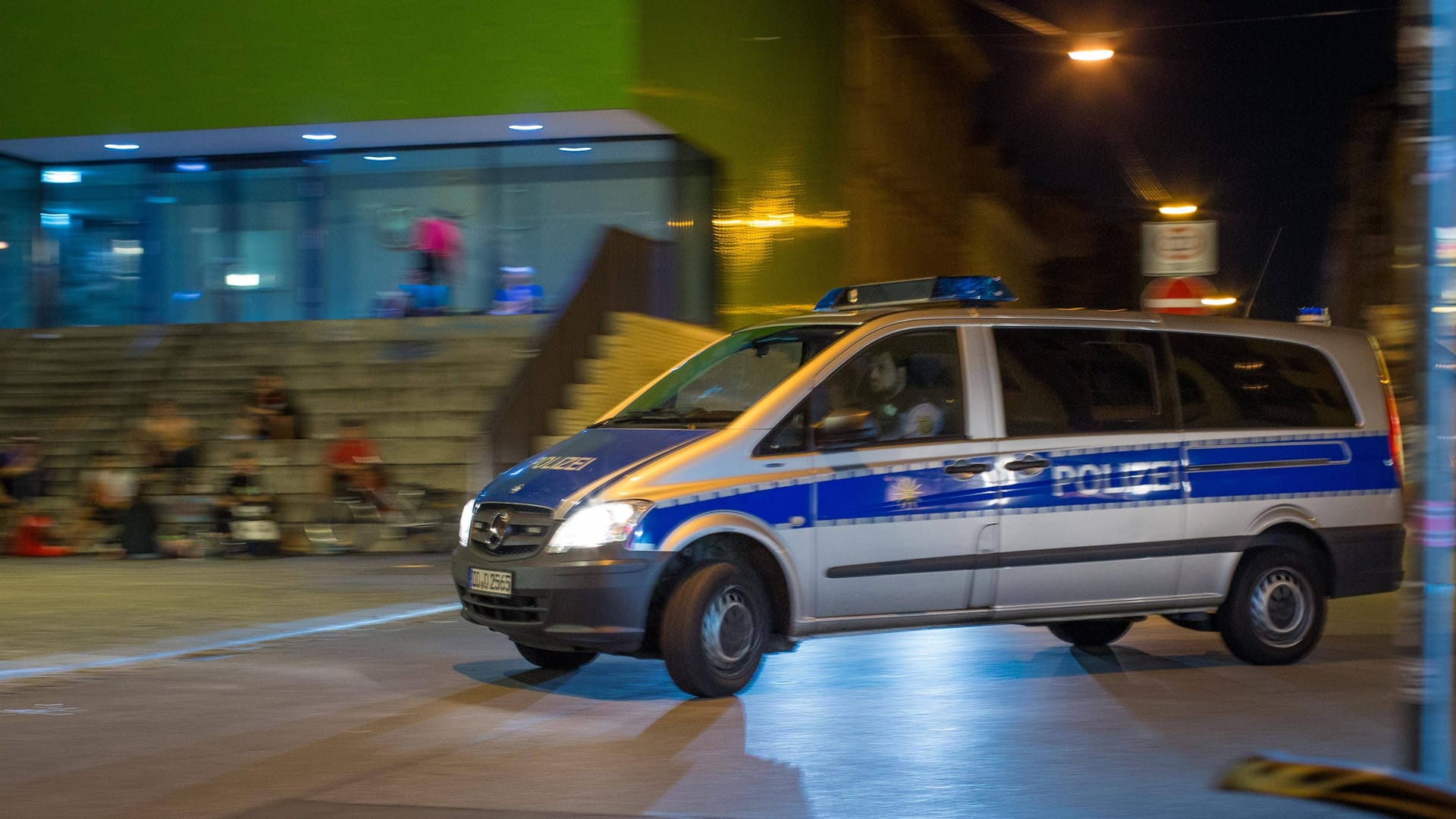 Ein Polizeiauto biegt in die Alaunstraße ein (Archivbild):