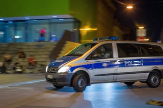 Ein Polizeiauto biegt in die Alaunstraße ein (Archivbild):