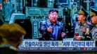 Nordkoreas Diktator Kim Jong-un besichtigt eine Fabrik für Marschflugkörper (Archivbild).