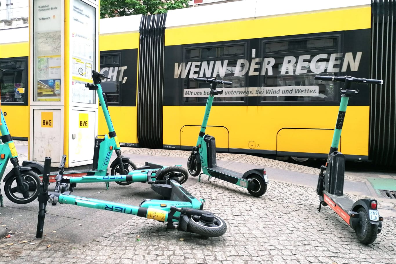 E-Scooter an einer Bahnhaltestelle (Archivbild): In Berlin ist ein Mann lebensgefährlich verletzt worden.