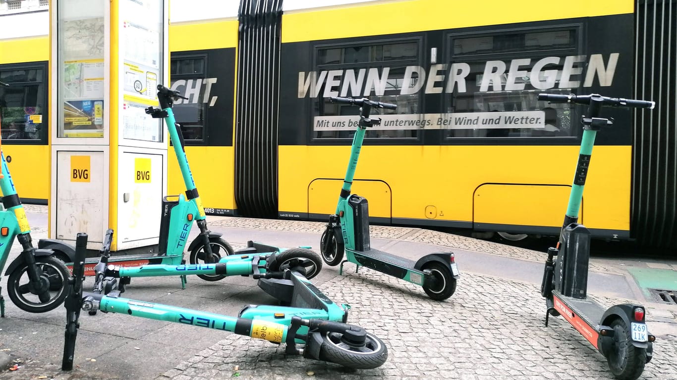 E-Scooter an einer Bahnhaltestelle (Archivbild): In Berlin ist ein Mann lebensgefährlich verletzt worden.