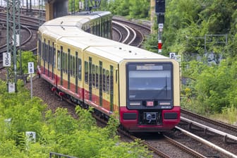 S-Bahn unterwegs nahe Bahnhof Gesundbrunnen (Archivbild): Während der Berliner Herbstferien stehen Baumaßnahmen an.