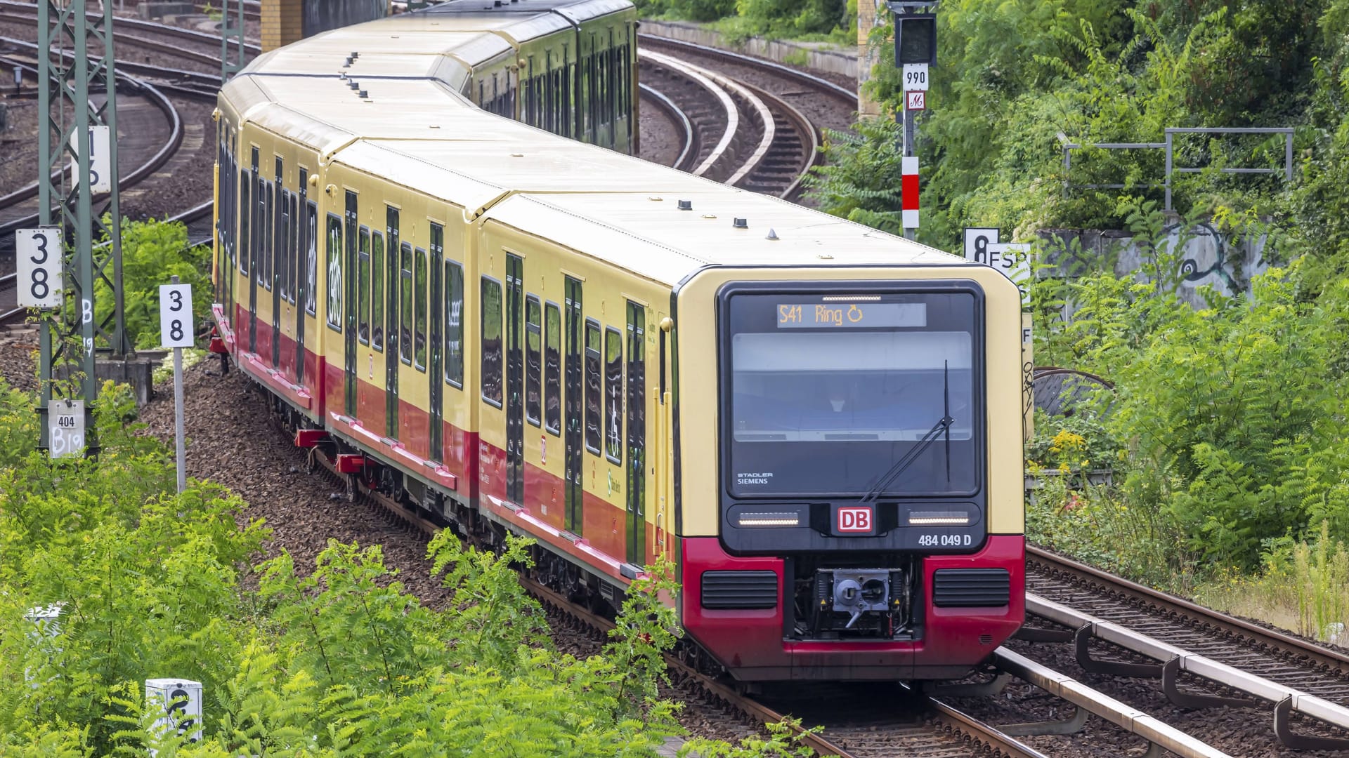 S-Bahn unterwegs nahe Bahnhof Gesundbrunnen (Archivbild): Während der Berliner Herbstferien stehen Baumaßnahmen an.