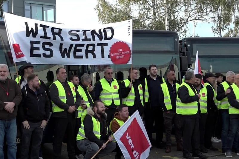 Beschäftigte des Verkehrsunternehmens Regiobus streiken am Donnerstag in Hannover.