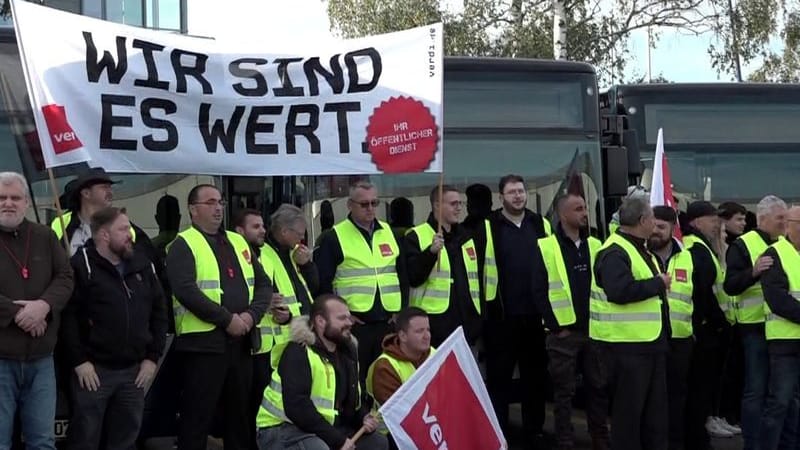 Beschäftigte des Verkehrsunternehmens Regiobus streiken am Donnerstag in Hannover.