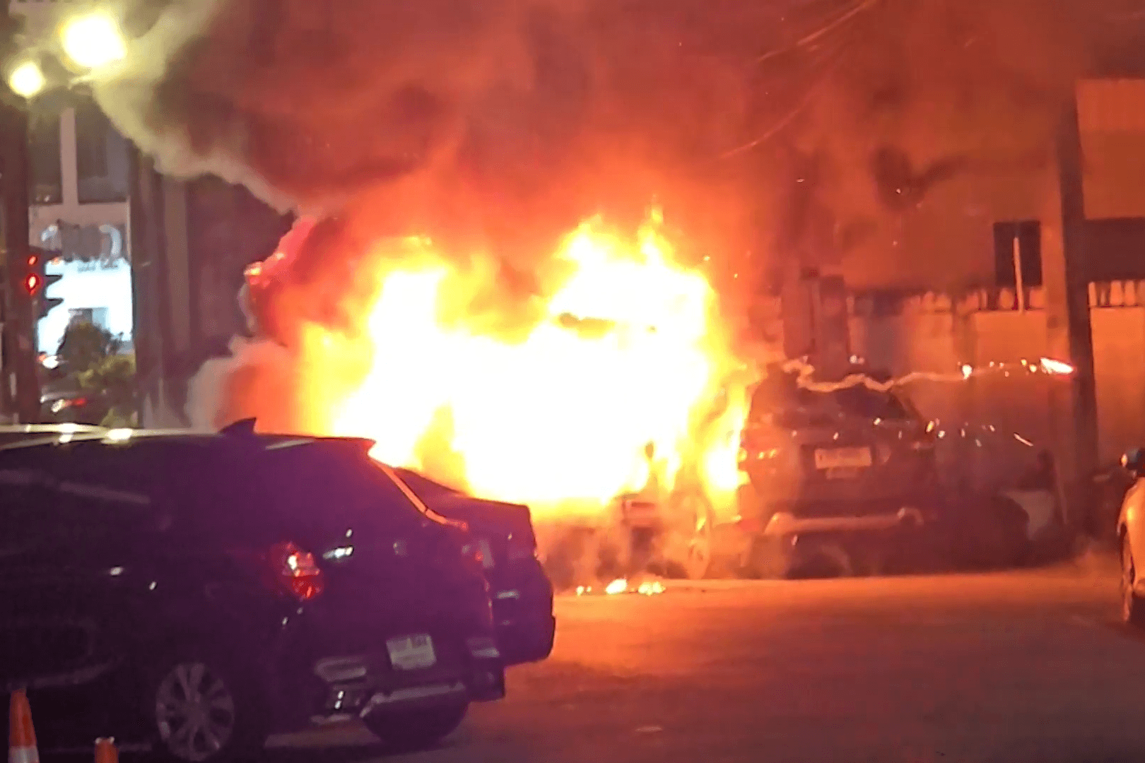 Brand auf Phuket: Feuerwerk setzt Autos in Brand.