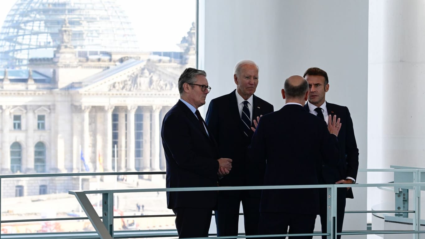 Starmer (v. l.), Biden, Scholz und Macron: Sie diksutierne im Kanzleramt.