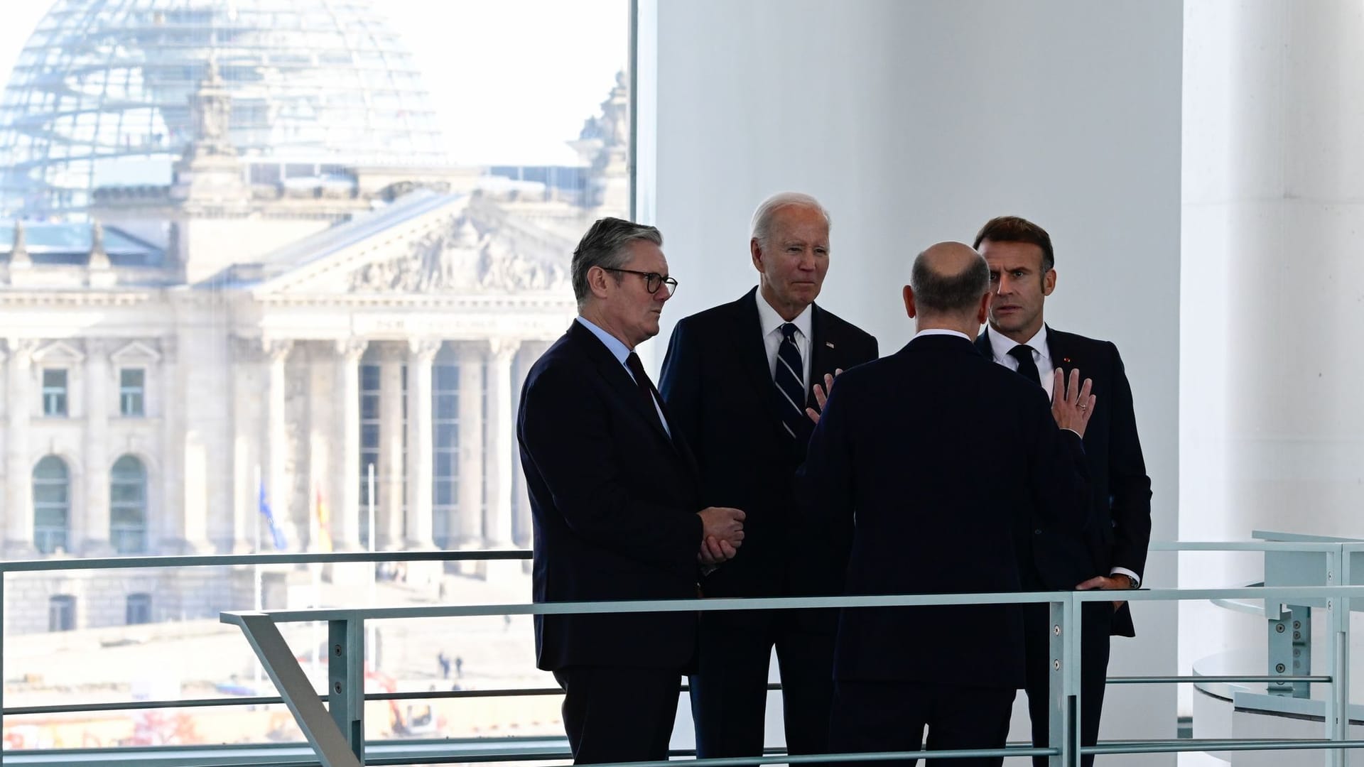 Starmer (v. l.), Biden, Scholz und Macron: Sie diksutierne im Kanzleramt.