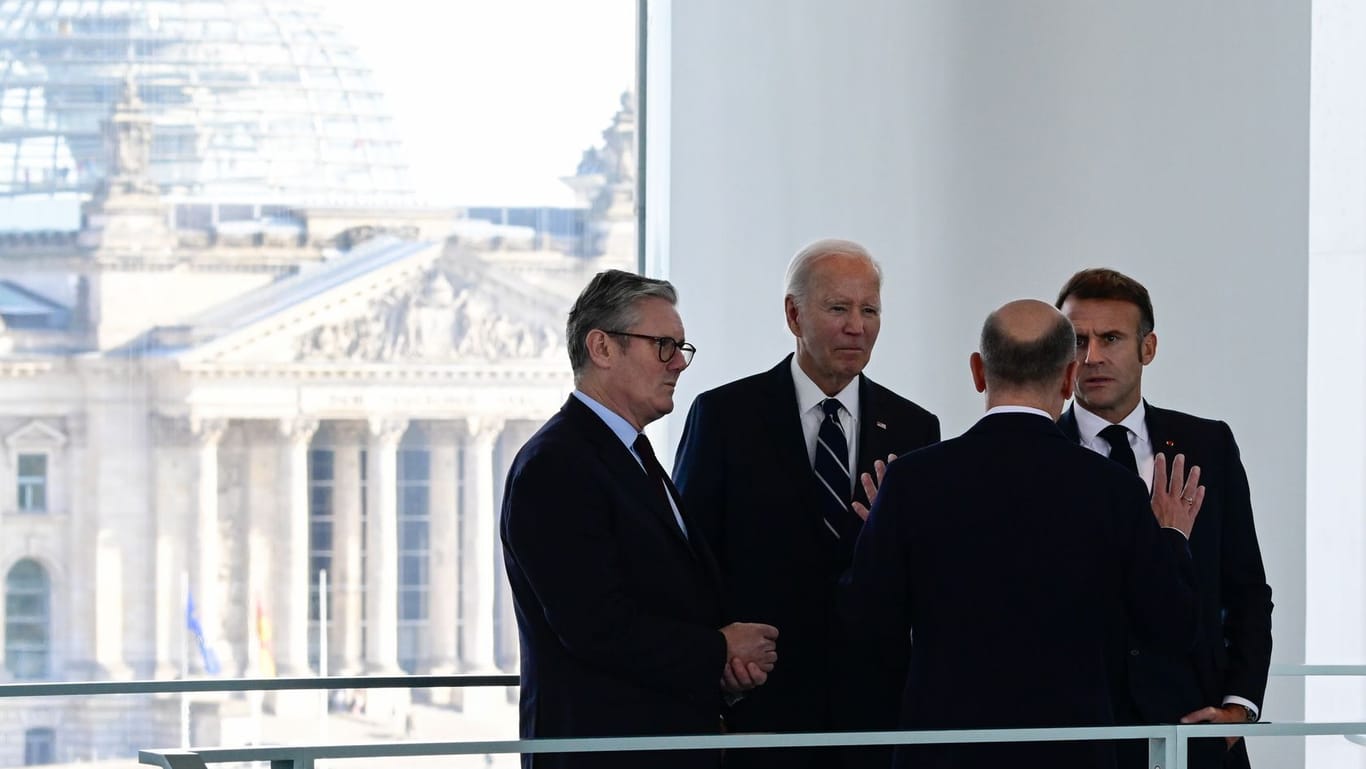 Starmer (v. l.), Biden, Scholz und Macron: Sie diksutierne im Kanzleramt.