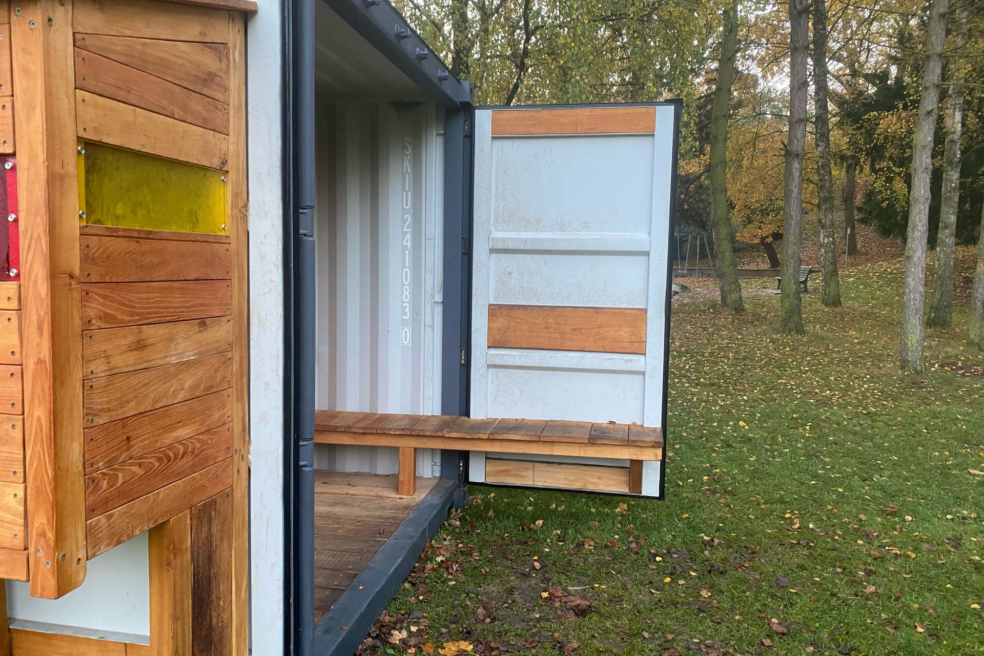 Der umgebaute Überseecontainer steht in einem Braunschweiger Park.