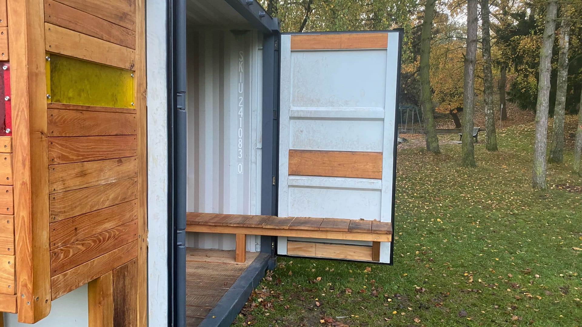 Der umgebaute Überseecontainer steht in einem Braunschweiger Park.