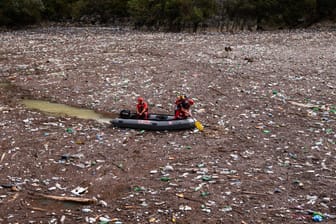 Einsatzkräfte suchen im Müllteppich nach Vermissten: Die Fluten haben alles mit sich gerissen.