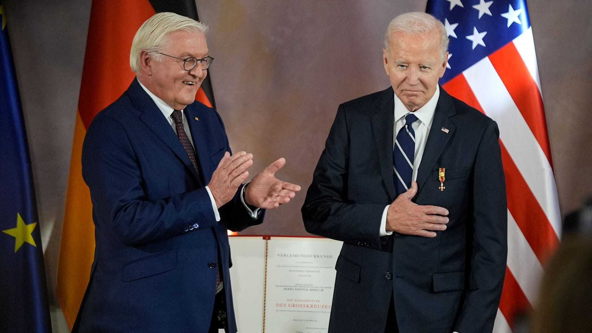 Er ist sichtlich gerührt: US-Präsident Joe Biden bekommt das Bundesverdienstkreuz verliehen.