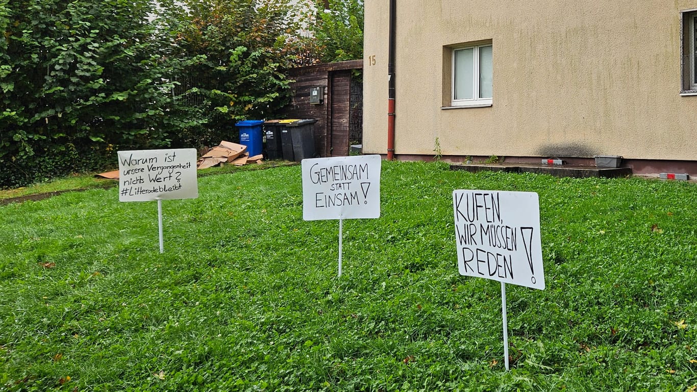 Schilder in den Vorgärten der Häuser drücken den Protest der Bewohner gegen die Abrisspläne in der Litterode aus. Die Allbau AG hält allerdings bislang daran fest.