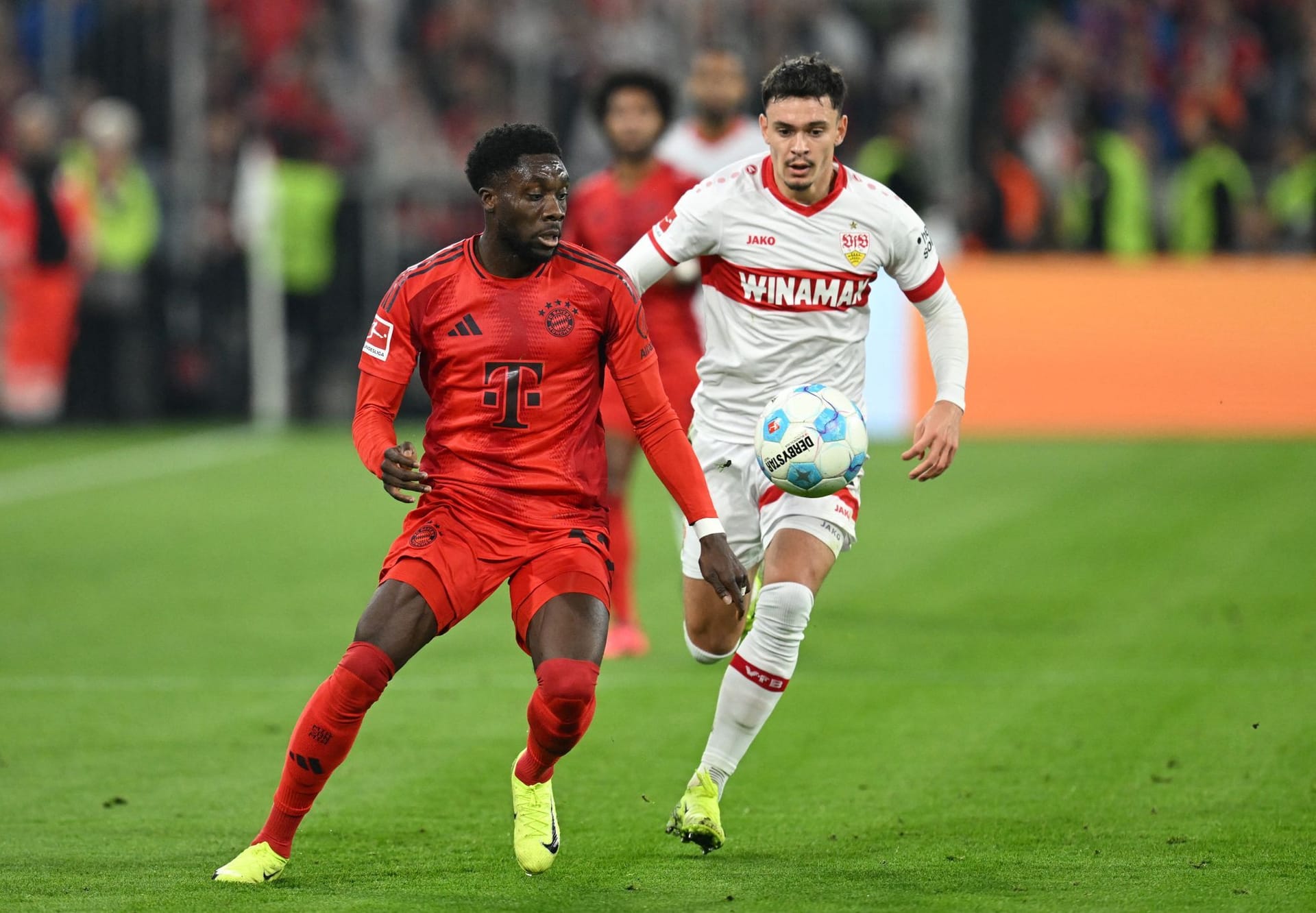 Alphonso Davies: Setzte in der Offensive gleich mehrere Akzente. Fing einen gefährlichen Konter ab (25.). Probierte es mal aus der Distanz (30.). Fehlpass ins Seitenaus (41.). Mit seiner Schnelligkeit ist er enorm wichtig für Kompanys riskantes System. Immer wieder auf dem linken Flügel in Aktion. Legte auf Kane ab (68.) Auffälliger, starker Auftritt. Note 2