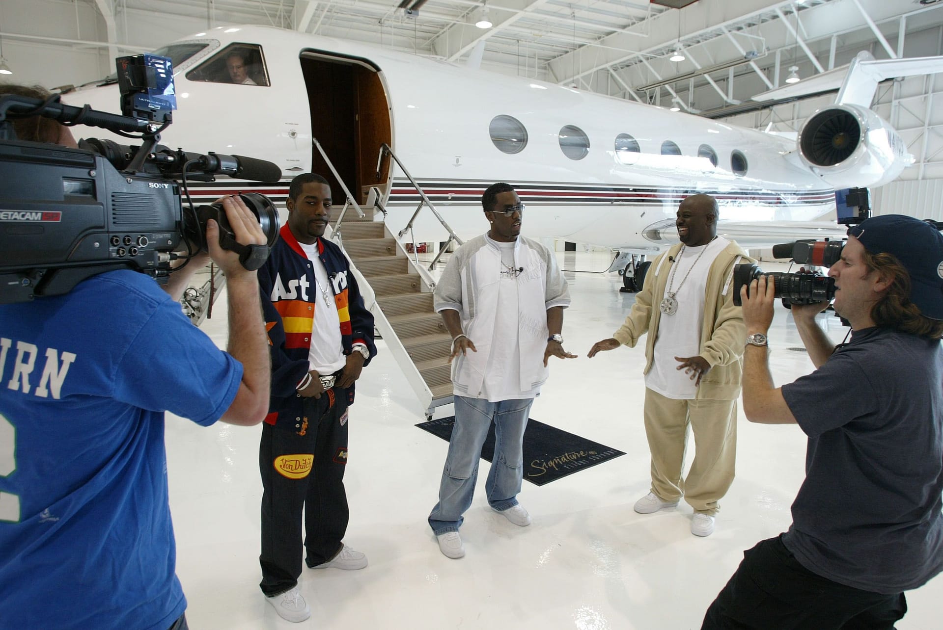 Sean "Diddy" Combs vor seinem Privatjet im Jahr 2003