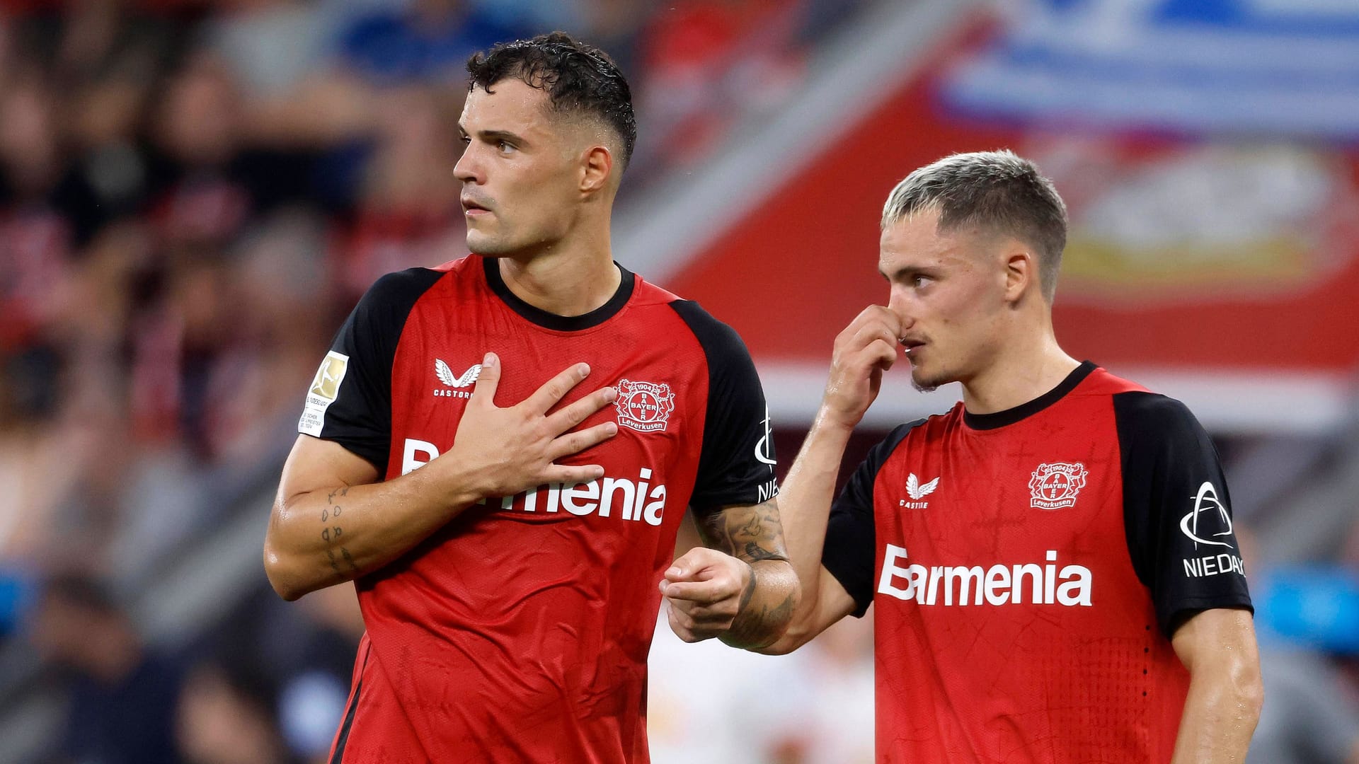 Granit Xhaka und Florian Wirtz (r.): Leverkusen trifft am Samstag auf Frankfurt.