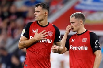 Granit Xhaka und Florian Wirtz (r.): Leverkusen trifft am Samstag auf Frankfurt.