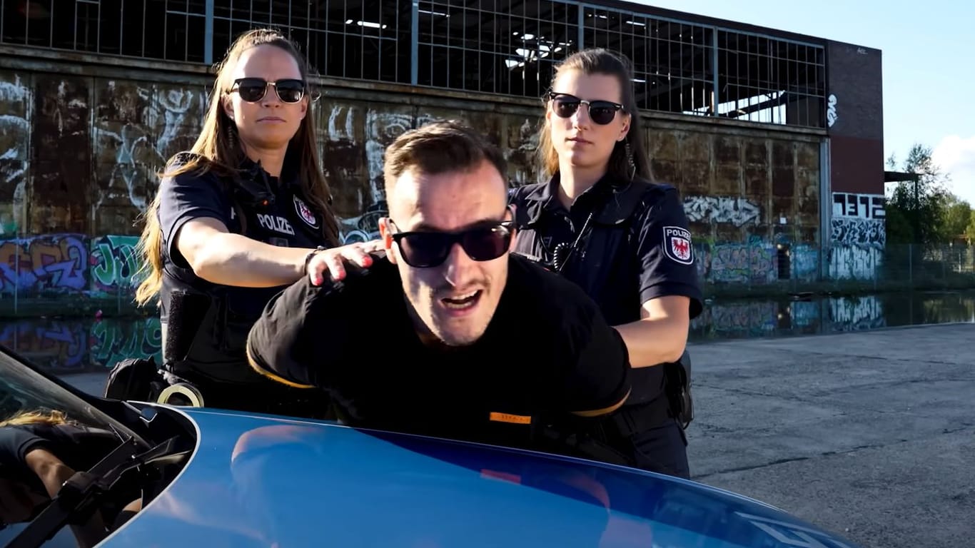 Ausschnitt aus dem Recruiting-Musikvideo der Polizei Brandenburg: Die Beamten setzen auf kreative Nachwuchswerbung.