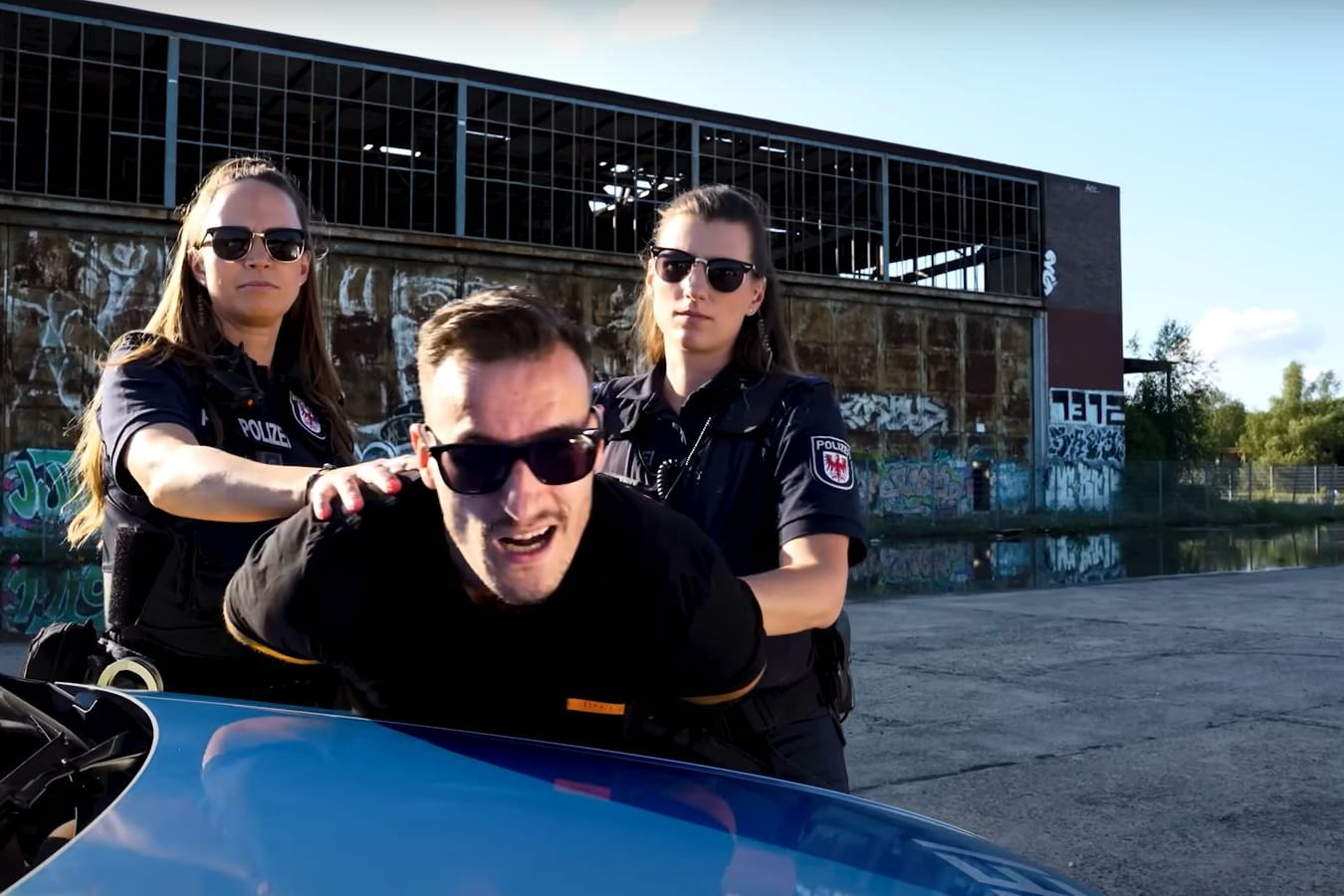 Ausschnitt aus dem Recruiting-Musikvideo der Polizei Brandenburg: Die Beamten setzen auf kreative Nachwuchswerbung.