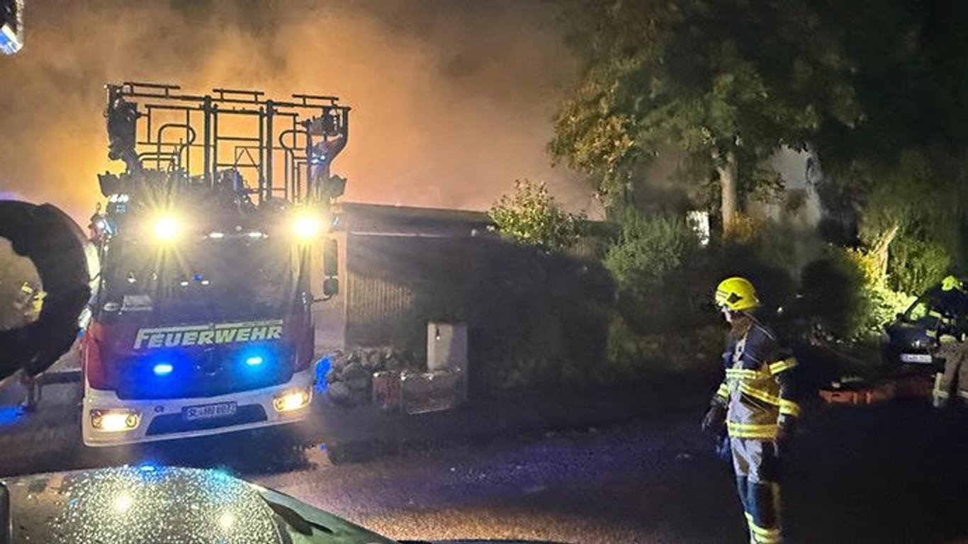 Brand in Henstedt-Ulzburg: Am Abend warnte die Feuerwehr vor den Rauchschwaden.