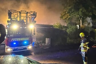 Brand in Henstedt-Ulzburg: Am Abend warnte die Feuerwehr vor den Rauchschwaden.