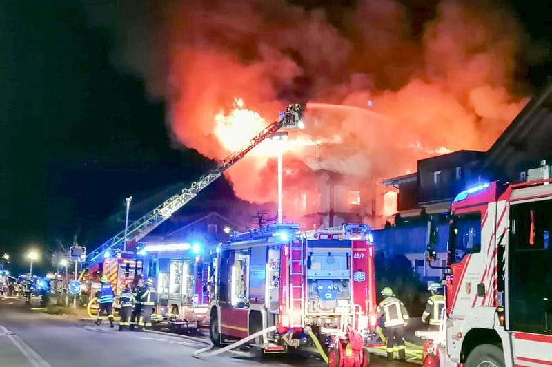 Einsatzkräfte der Feuerwehr löschen einen Brand im Mitarbeiterhaus eines Hotels im Allgäu. Fünf Menschen sind dabei leicht bis mittelschwer verletzt worden.