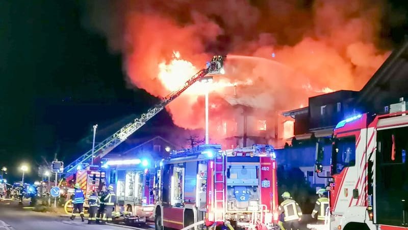 Einsatzkräfte der Feuerwehr löschen einen Brand im Mitarbeiterhaus eines Hotels im Allgäu. Fünf Menschen sind dabei leicht bis mittelschwer verletzt worden.