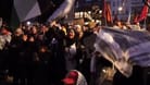 Teilnehmer einer propalästinensischen Demonstration stehen auf dem Leopoldplatz in Berlin-Wedding.