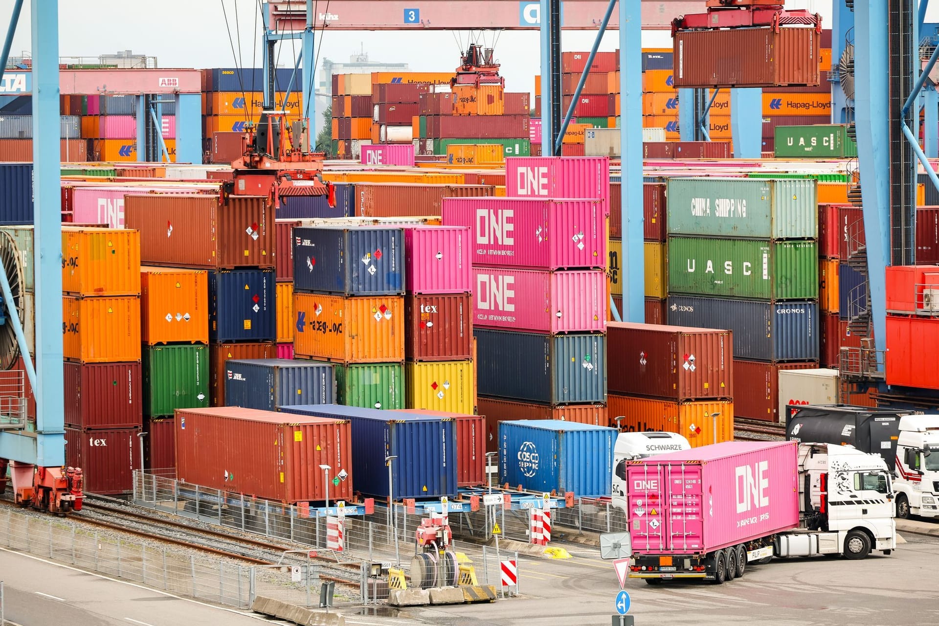 Exporte - Containerterminal im Hafen Hamburg