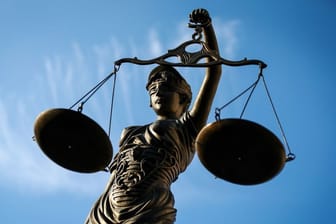 Eine Statue der Justitia hält eine Waage in ihrer Hand (Symbolbild): Vor dem Amtsgericht Hamburg muss sich ein 55-Jähriger verantworten, der eine Frau in ein Gleisbett gestoßen haben soll.