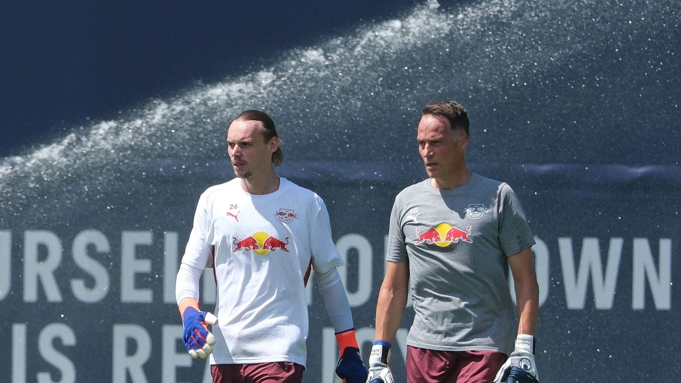 Torwart-Trainer Frederik Gößling (r)