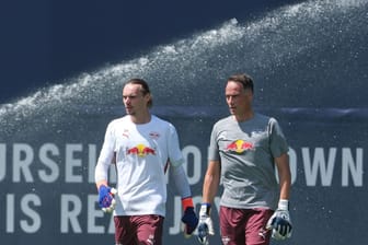 Torwart-Trainer Frederik Gößling (r)