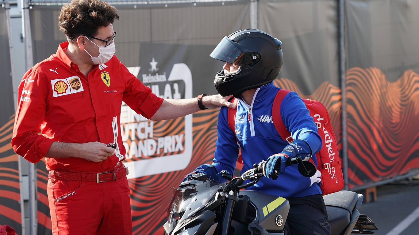 Mattia Binotto und Mick Schumacher (r.) vor drei Jahren: Damals war Binotto noch bei Ferrari.