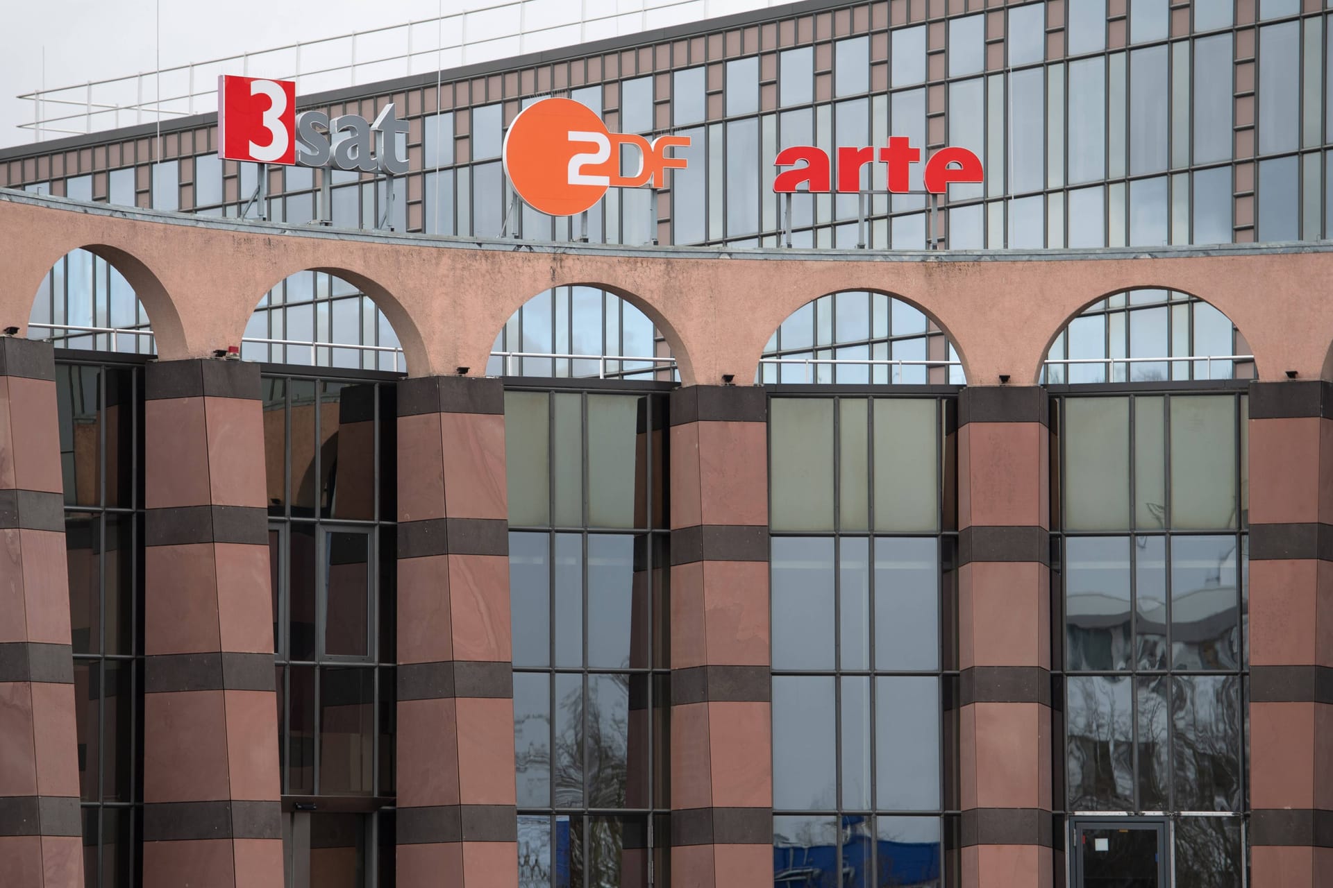 Das Sendezentrum 2 des ZDF am Mainzer Lerchenberg: Zweites Deutsches Fernsehen, 3sat und Arte sind hier vereint.