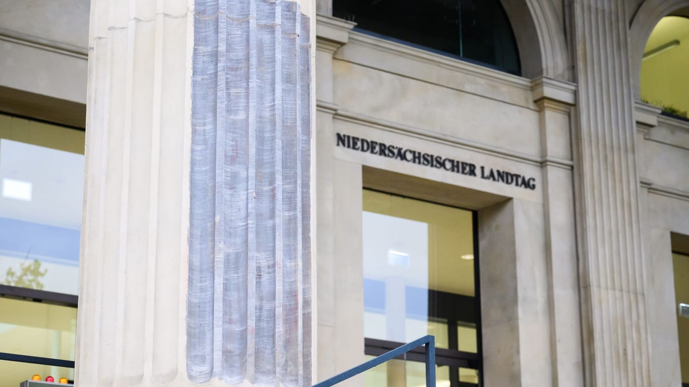 Schwarze Spuren sind nach der Entfernung roter Buchstaben auf den Säulen am niedersächsischen Landtag zu sehen.