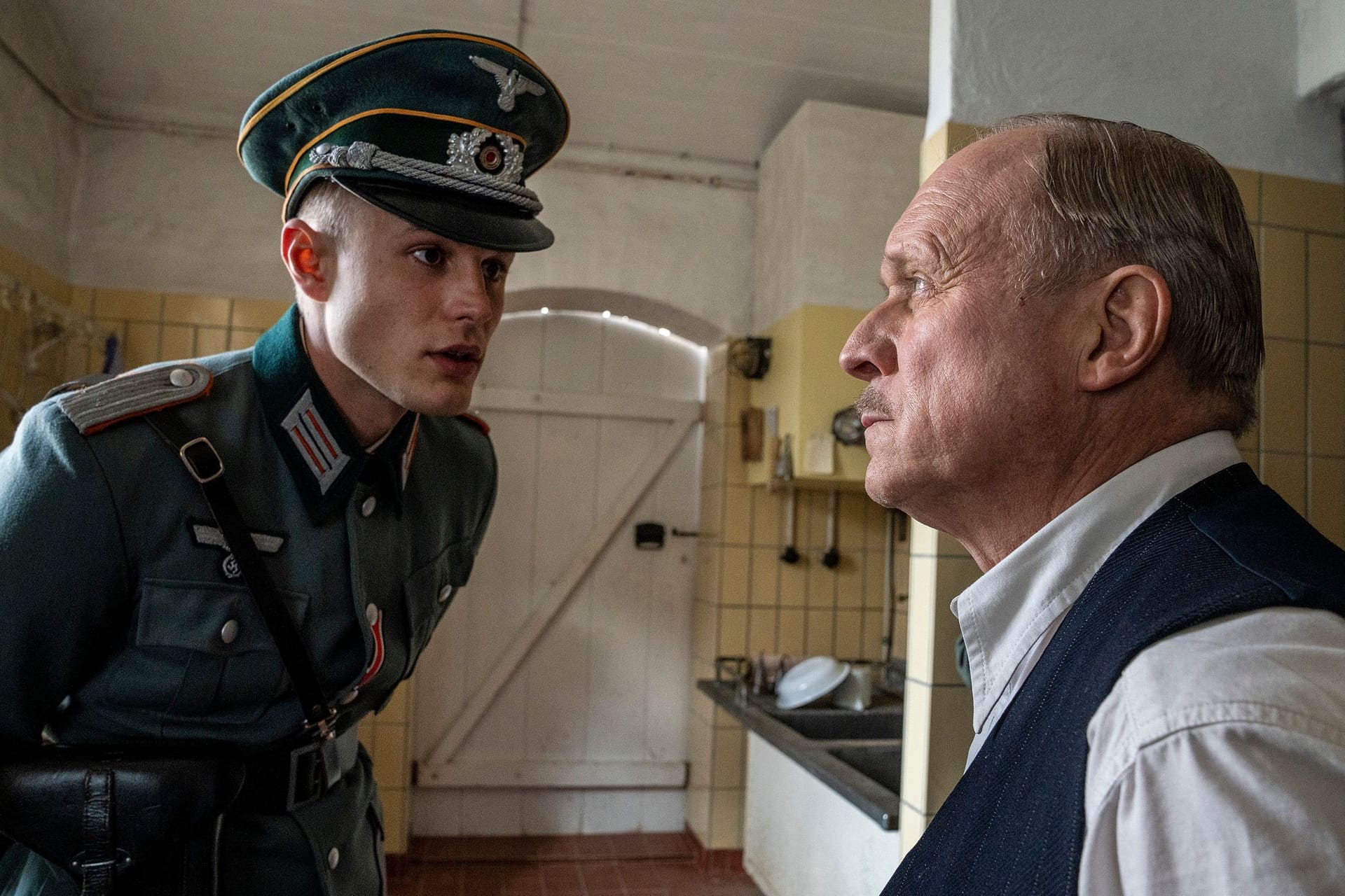 Szene aus dem Tatort "Murot und das 1000-jährige Reich": Hagen von Strelow (Ludwig Simon, li.) und Kommissar Rother (Ulrich Tukur).