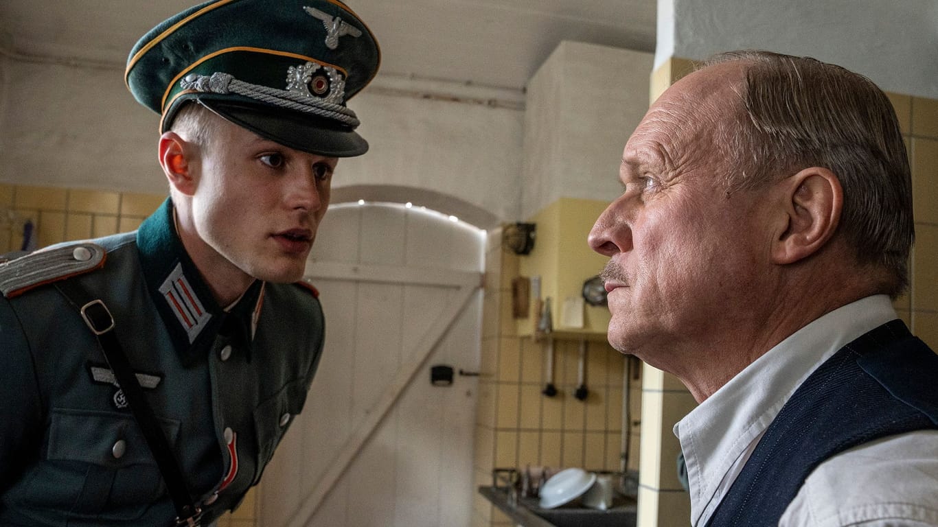 Szene aus dem Tatort "Murot und das 1000jährige Reich": Hagen von Strelow (Ludwig Simon, li.) und Kommissar Rother (Ulrich Tukur).