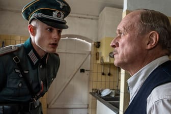 Szene aus dem Tatort "Murot und das 1000-jährige Reich": Hagen von Strelow (Ludwig Simon, li.) und Kommissar Rother (Ulrich Tukur).