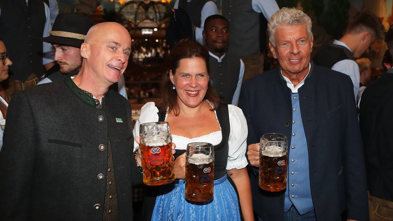 Ein Roter unter Blauen: (v.r.) Münchens Oberbürgermeister Dieter Reiter neben Sportbürgermeisterin Verena Dietl und TSV-Präsident Robert Reisinger.