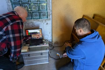 Seismometer: Dirk Schönwald (r.) von der Universität Jena richtet nach dem Brandenburg-Beben im Schulmuseum Schwarzenburg mit Museumsvertreter Jörg Beyer eine der neuen Messstationen ein.