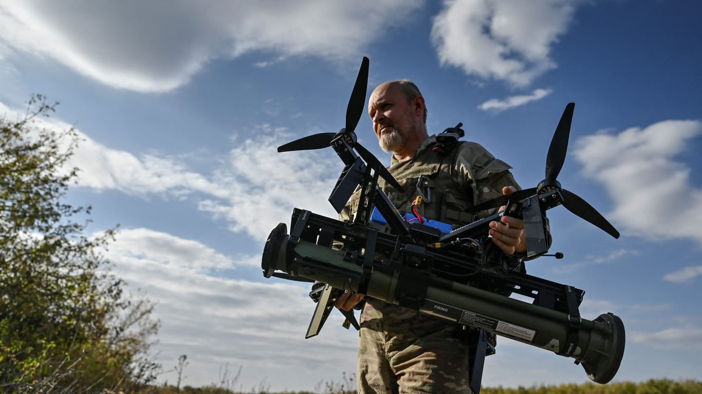 Ein ukrainischer Soldat macht eine unbemannte Drohne mit einem angebrachten Granatwerfer abflugbereit.