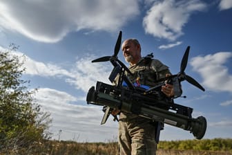 Ein ukrainischer Soldat macht eine unbemannte Drohne mit einem angebrachten Granatwerfer abflugbereit.